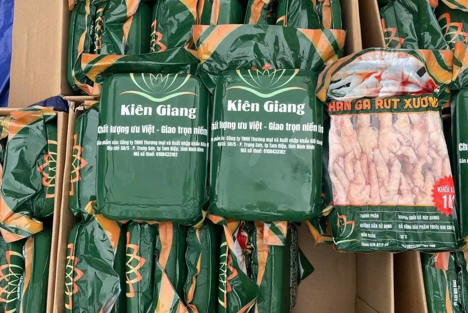 Tuyên Quang: Phát hiện hơn 5 tấn chân gà rút xương không rõ nguồn gốc 2 Số chân gà rút xương được đóng gói cẩn thận đang chuẩn bị đi tiêu thụ (Ảnh: Công an tỉnh Tuyên Quang).