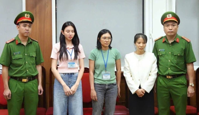 Hoa hậu Thùy Tiên bị bắt vì liên quan vụ kẹo Kera lừa dối khách hàng 1 Hoa hậu Thùy Tiên (thứ 2, trái) và 2 bị can bị bắt tạm giam. Ảnh: Bộ Công an