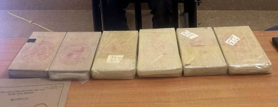 Điện Biên: Triệt phá hai chuyên án ma túy, thu giữ 9 bánh heroin chỉ trong 20 giờ 2 6 bánh heroin tang vật thu giữ của đối tượng Thào A Sính
