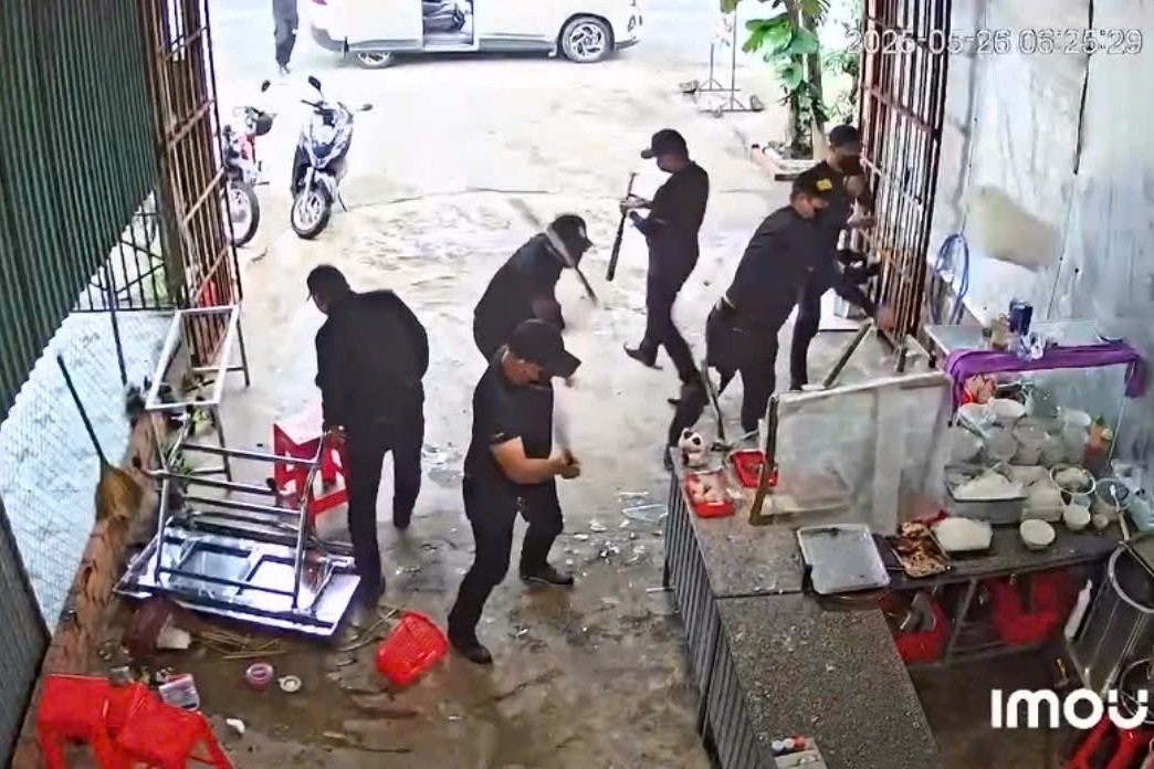 Đắk Lắk: Nhóm thanh niên mang hung khí đập phá quán phở vì mâu thuẫn tiền bạc 1 7 đối tượng đập phá quán phở tại Đắk Lắk. Ảnh cắt từ clip