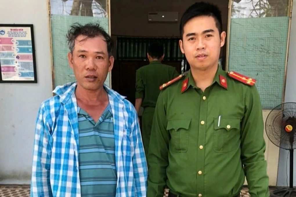 Anh Do Huu Minh mang 2 thung dan den giao nop cho cong an 45656