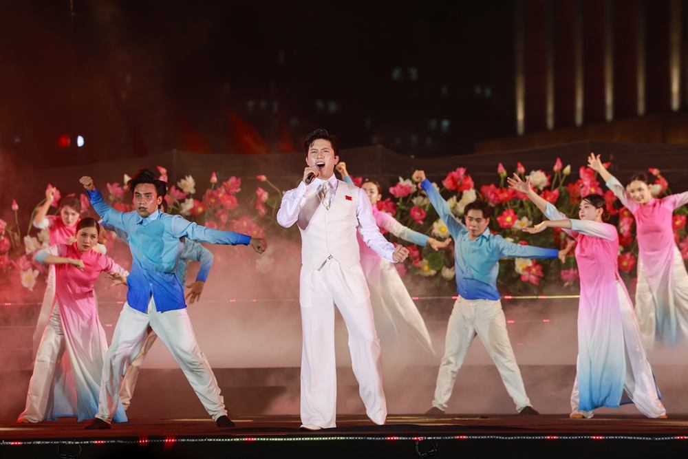 Anh Tu sang tac ca khuc Nguoi la Ho Chi Minh va the hien tai chuong trinh. 546677