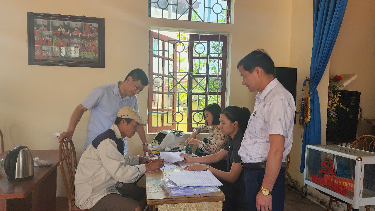 Bà con nhân dân thôn Gia Khau vui vẻ nhận tiền đền bù, hỗ trợ GPMB Dự án xây dựng đường dây 500kV Lào Cai - Vĩnh Yên.