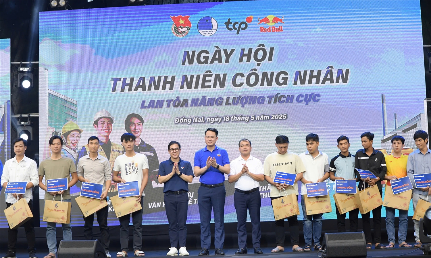Ban To chuc trao cac phan qua cho thanh nien co hoan canh kho khan