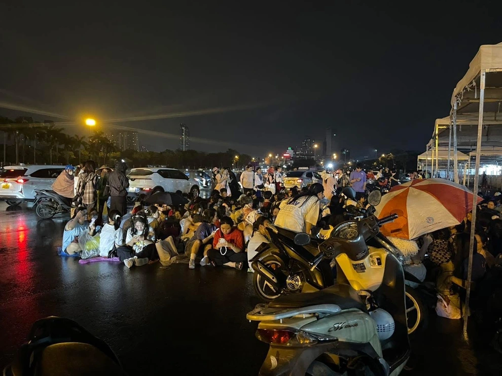 Fan xếp hàng xuyên đêm, đội mưa chờ “Anh trai say hi” tại Mỹ Đình 2 Bất chấp thời tiết thất thường, khán giả trẻ quyết tâm chờ đợi để được gặp thần tượng ở khoảng cách gần nhất