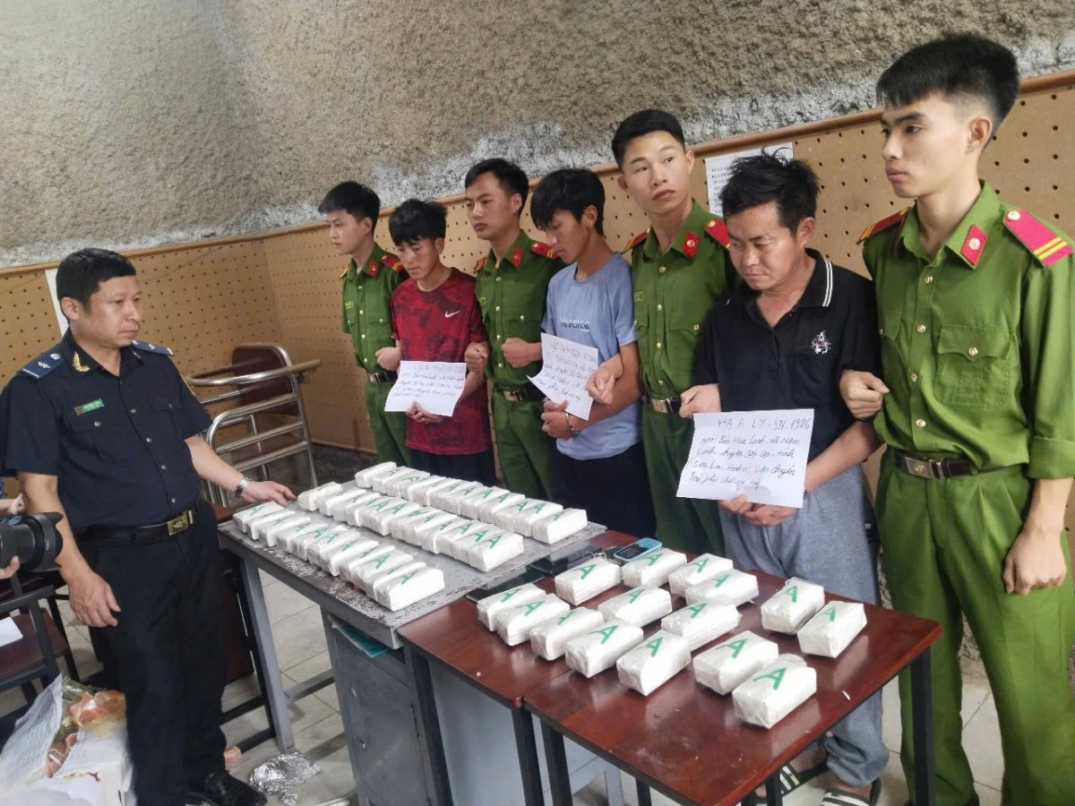 Bắt giữ 3 đối tượng mua bán, vận chuyển trái phép 17 bánh ma túy tổng hợp