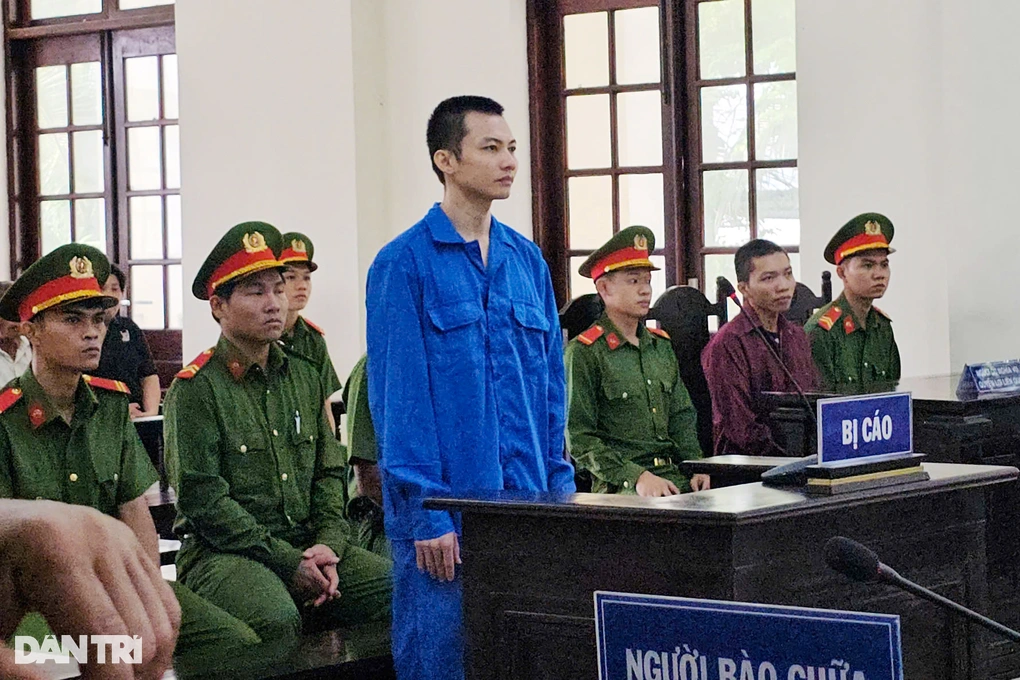 Lê Thanh Nhất Nguyên lĩnh tổng cộng 13 năm tù vì tội lừa đảo và vi phạm quyền tự do dân chủ 2 Bị cáo Lê Thanh Nhất Nguyên tại phòng xử án