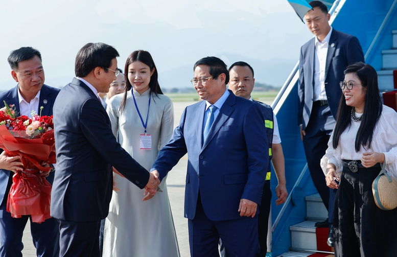 Thủ tướng Phạm Minh Chính về tới Hà Nội, kết thúc chuyến công tác tại Malaysia 2 Bộ trưởng, Chủ nhiệm Văn phòng Chính phủ Trần Văn Sơn đón Thủ tướng Chính phủ Phạm Minh Chính và Phu nhân, cùng đoàn công tác - Ảnh: VGP/Nhật Bắc