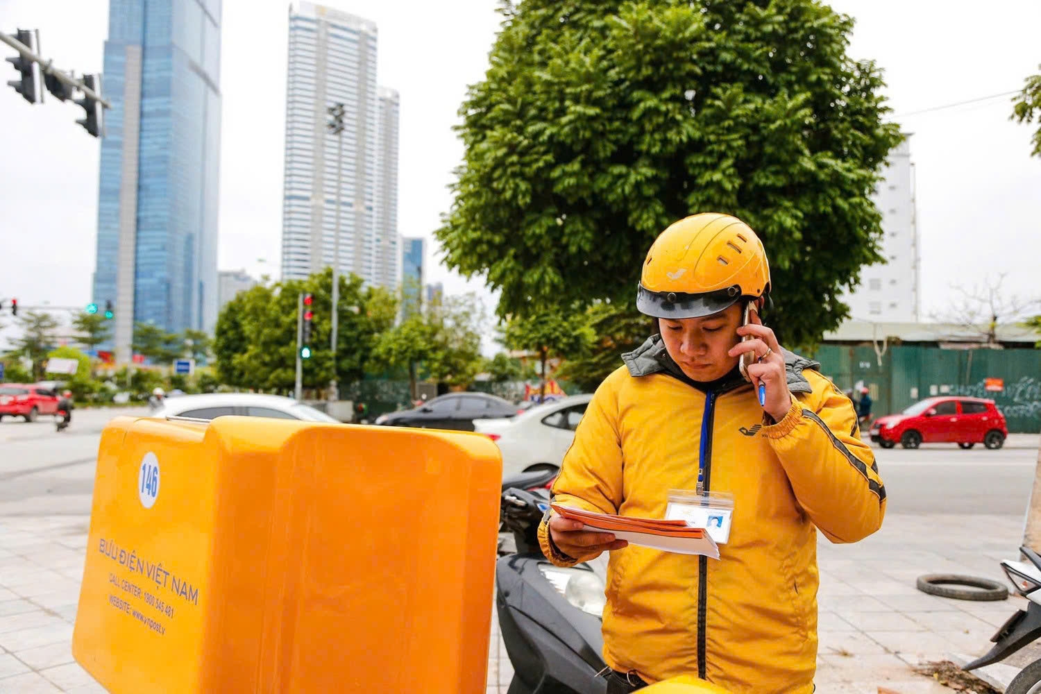 Cảnh báo thủ đoạn lừa đảo mạo danh Bưu điện Việt Nam 2 Bưu tá của Bưu điện Việt Nam luôn mặc đồng phục chuẩn nhận diện thương hiệu, đeo thẻ nhân viên, gọi điện thoại để thông tin cho khách hàng về bưu gửi trước khi giao hàng. Nguồn: Bưu điện Việt Nam