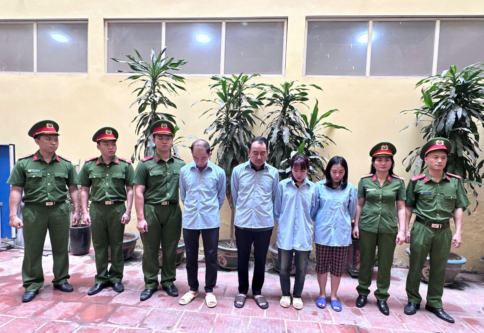 Khởi tố 4 cán bộ phường Hoàng Liệt, Hà Nội vì nhận hối lộ hơn 1 tỷ đồng 1 Các bị can tại cơ quan công an.
