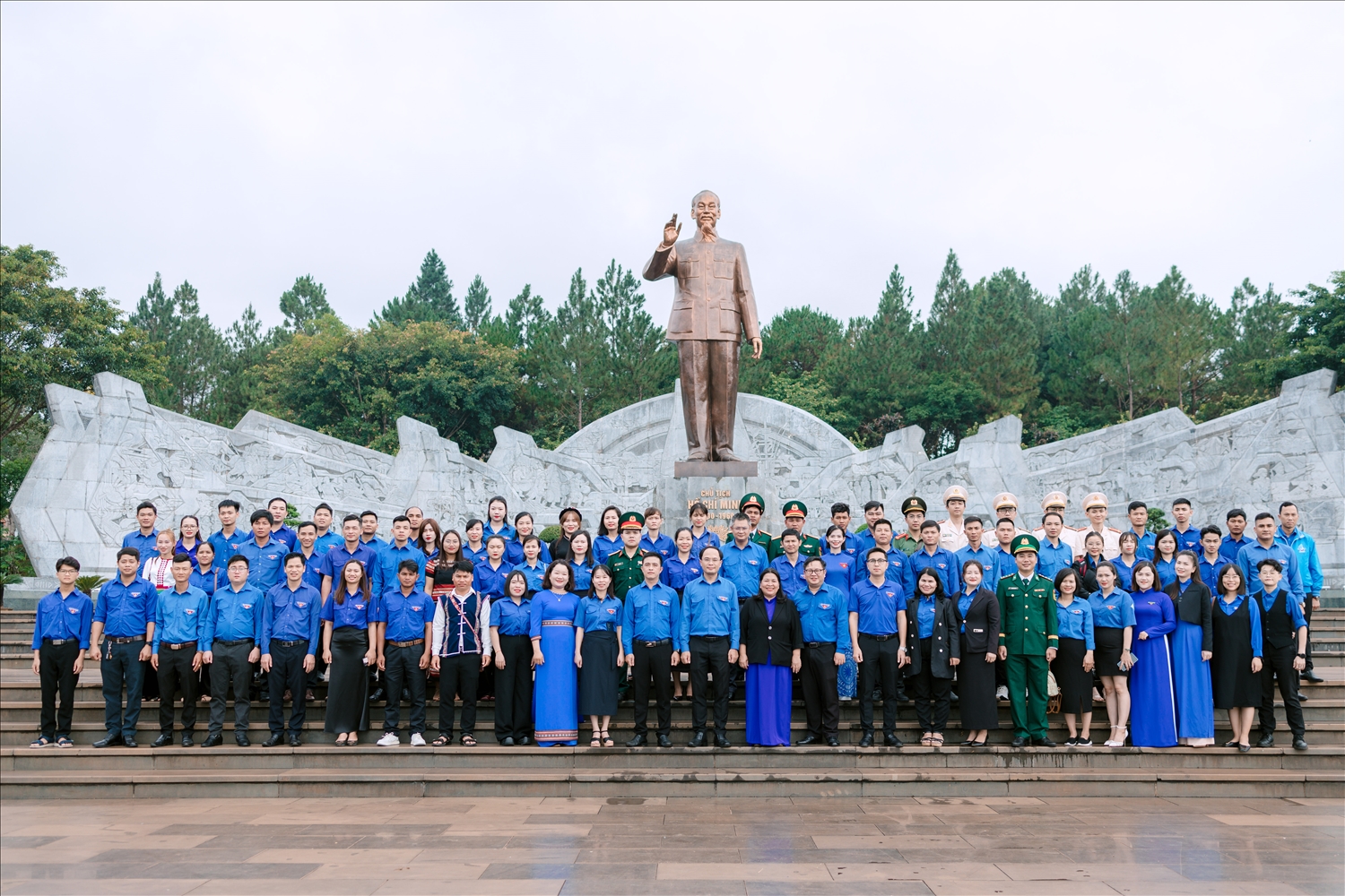 Các đại biểu chụp ảnh kỷ niệm cùng Tượng đài Bác Hồ cùng các dân tộc Tây Nguyên tại Quảng trường Đại Đoàn Kết, Tp. Pleiku, Gia Lai