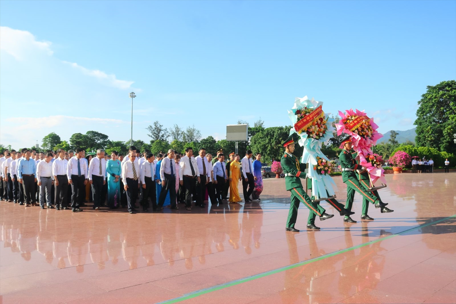 Các đại biểu tham dự Lễ dâng hoa