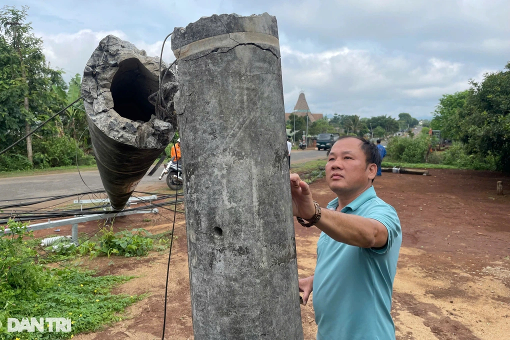 Gia Lai: Ngành điện lý giải nguyên nhân hàng loạt trụ điện bị gãy sau mưa lớn 2 Các trụ điện khi gãy thì sắt thường co vào trong do lực căng trong quá trình sản xuất