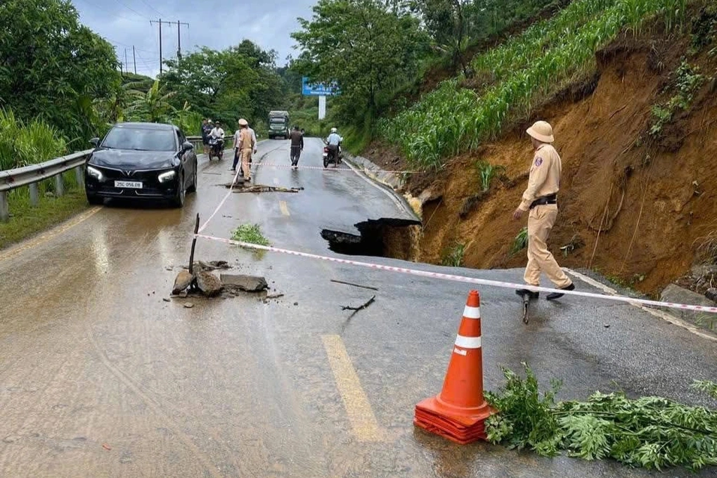 Cảnh sát cắm biển báo, phân luồng giao thông tại khu vực sụt lún (Ảnh: Công an Lai Châu).