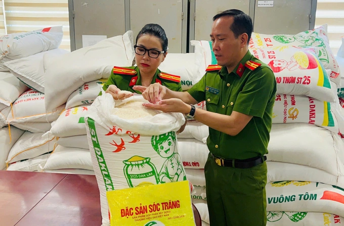 Khởi tố hai chủ cửa hàng làm giả gạo ST25 thương hiệu Ông Cua 1 Cảnh sát kinh tế kiểm tra gạo ST25 giả.