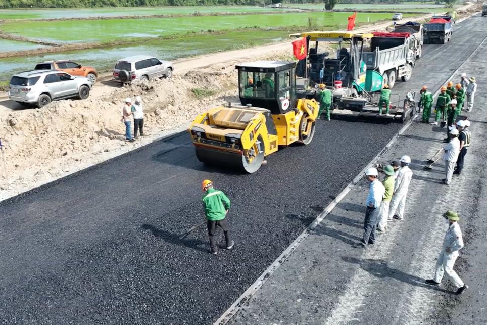 VEC yêu cầu nhà thầu bóc bỏ và thảm lại lớp bê tông nhựa thi công dưới trời mưa trên cao tốc Nội Bài - Lào Cai (ảnh minh hoạ)