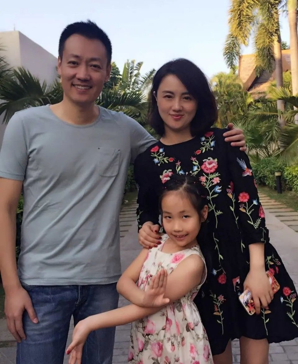 Chu Viên Viên cùng chồng và con gái nhỏ.