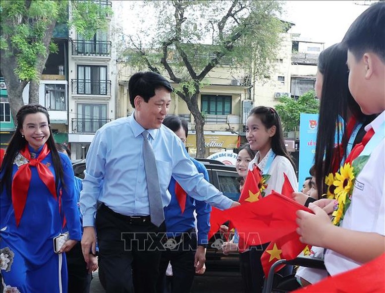 Chu tich nuoc Luong Cuong va cac doi vien