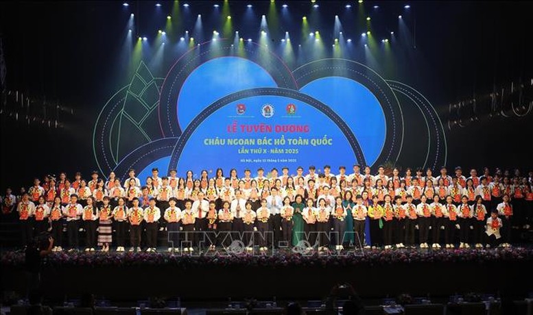 Chủ tịch nước Lương Cường với các đại biểu Cháu ngoan Bác Hồ được tuyên dương - Ảnh: TTXVN