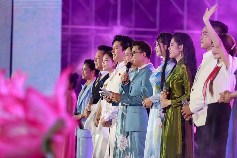 Anh Tú lần đầu trình diễn ca khúc tự sáng tác về Bác Hồ tại Quảng trường Ba Đình 4 Chương trình kết thúc với nhiều dấu ấn trong lòng khán giả.