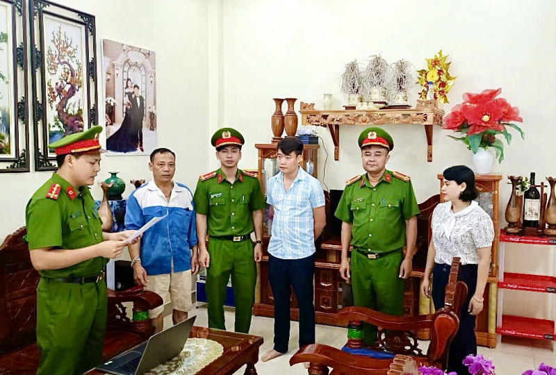 Hàng trăm tờ hóa đơn khống được mua bán qua 'công ty ma' 2 Cơ quan Cảnh sát điều tra Công an tỉnh Quảng Bình Tống đạt quyết định khởi tố, Lệnh bắt tạm giam đối với Lê Quang Hải, mang áo sọc xanh (Chủ sở hữu Công ty Cổ phần IQ Group).