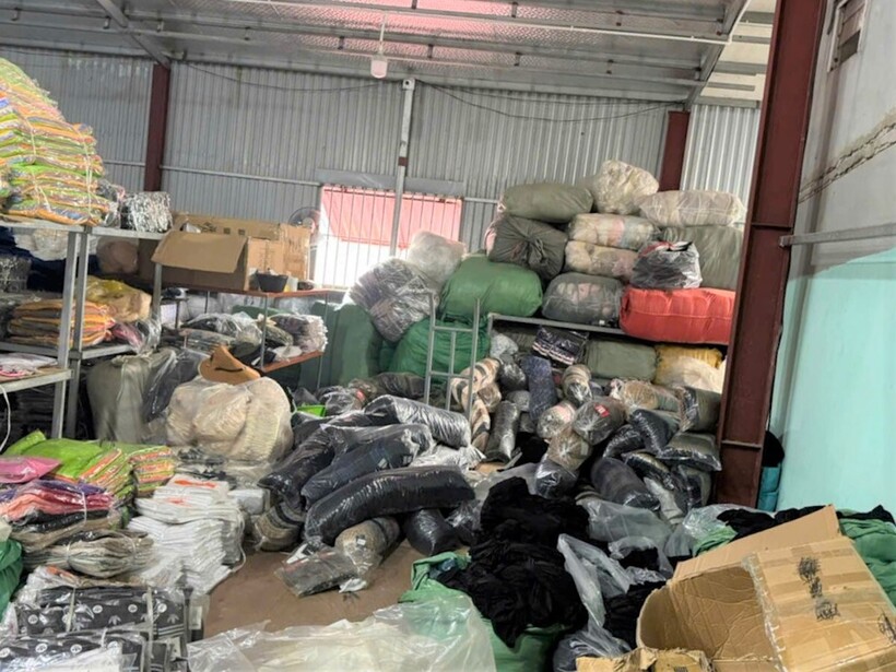 Hải Dương: Phát hiện và thu giữ lượng lớn hàng hóa không rõ nguồn gốc, gồm mỹ phẩm và đồ lót nữ 2 Cơ quan chức năng kiểm tra tại hộ kinh doanh Huyền Thắng