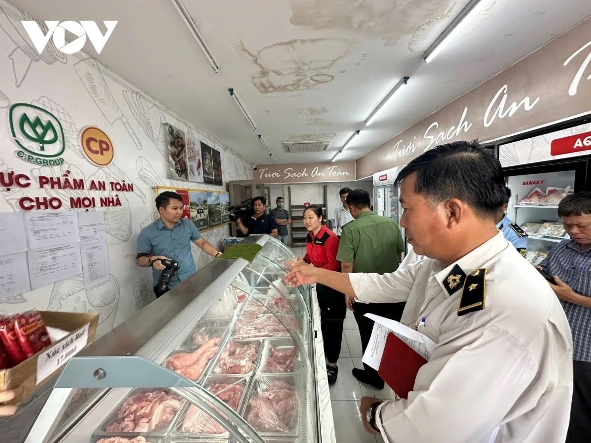 Co quan chuc nang tien hanh kiem tra cua hang thuc pham C.P thuoc Cong ty Co phan Chan nuoi C.P. Viet Nam tai thi tran My Xuyen huyen My Xuyen. 354455
