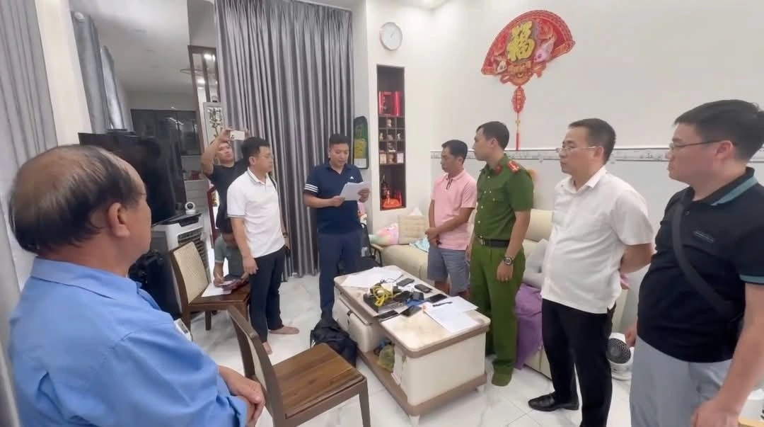 Cơ quan điều tra đọc lệnh bắt Tất Văn Hào. 
