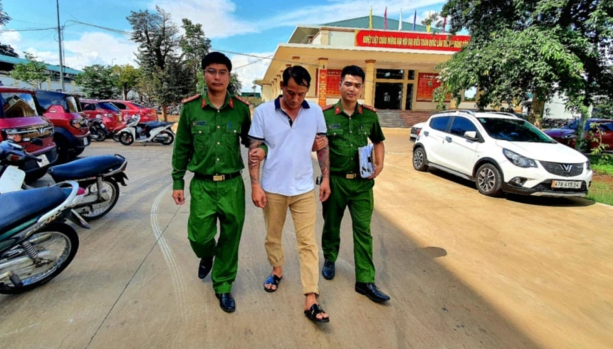 Cong an Dak Lak dan giai Do Van Thanh ve tru so de xu ly. 54677