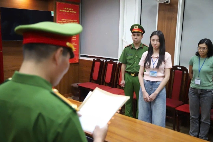 Cong an doc lenh khoi to hoa hau Thuy Tien