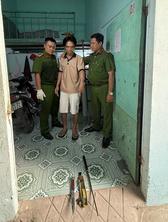Cong an kiem tra hanh chinh cac khu nha tro tai 2 phuong Thuan Giao va An Phu TP Thuan An phat hien nhieu hung khi va ma tuy