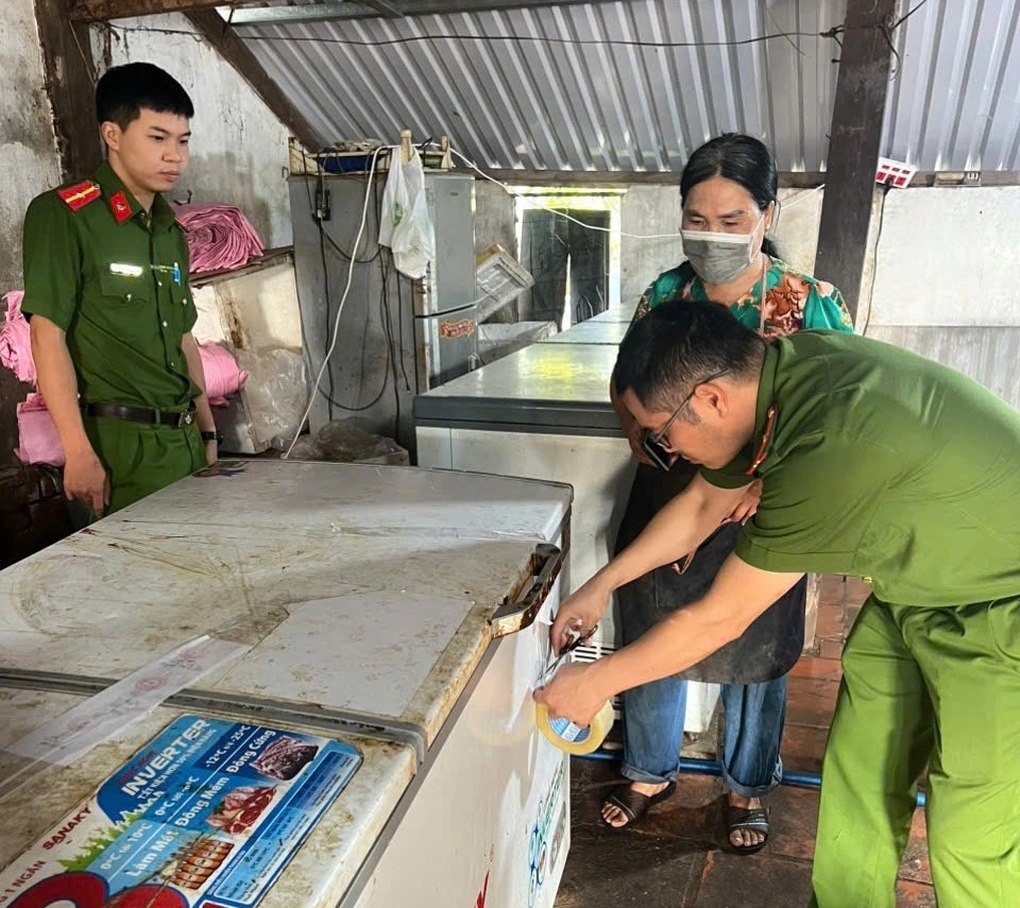 Công an niêm phong tủ lạnh chứa thịt nhiễm dịch tả lợn châu Phi