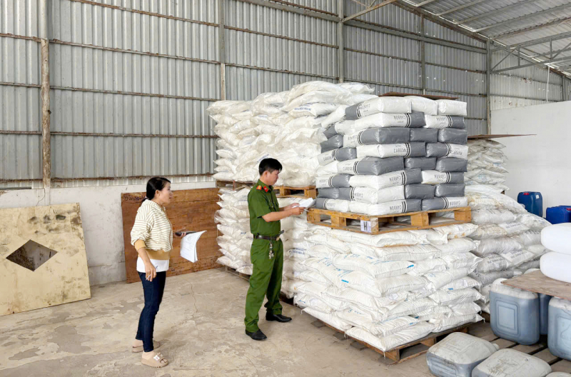 Cong an tinh Ca Mau tam giu tren 25 tan hoa chat va tren 1.000 san pham my pham khong ro nguon goc xuat