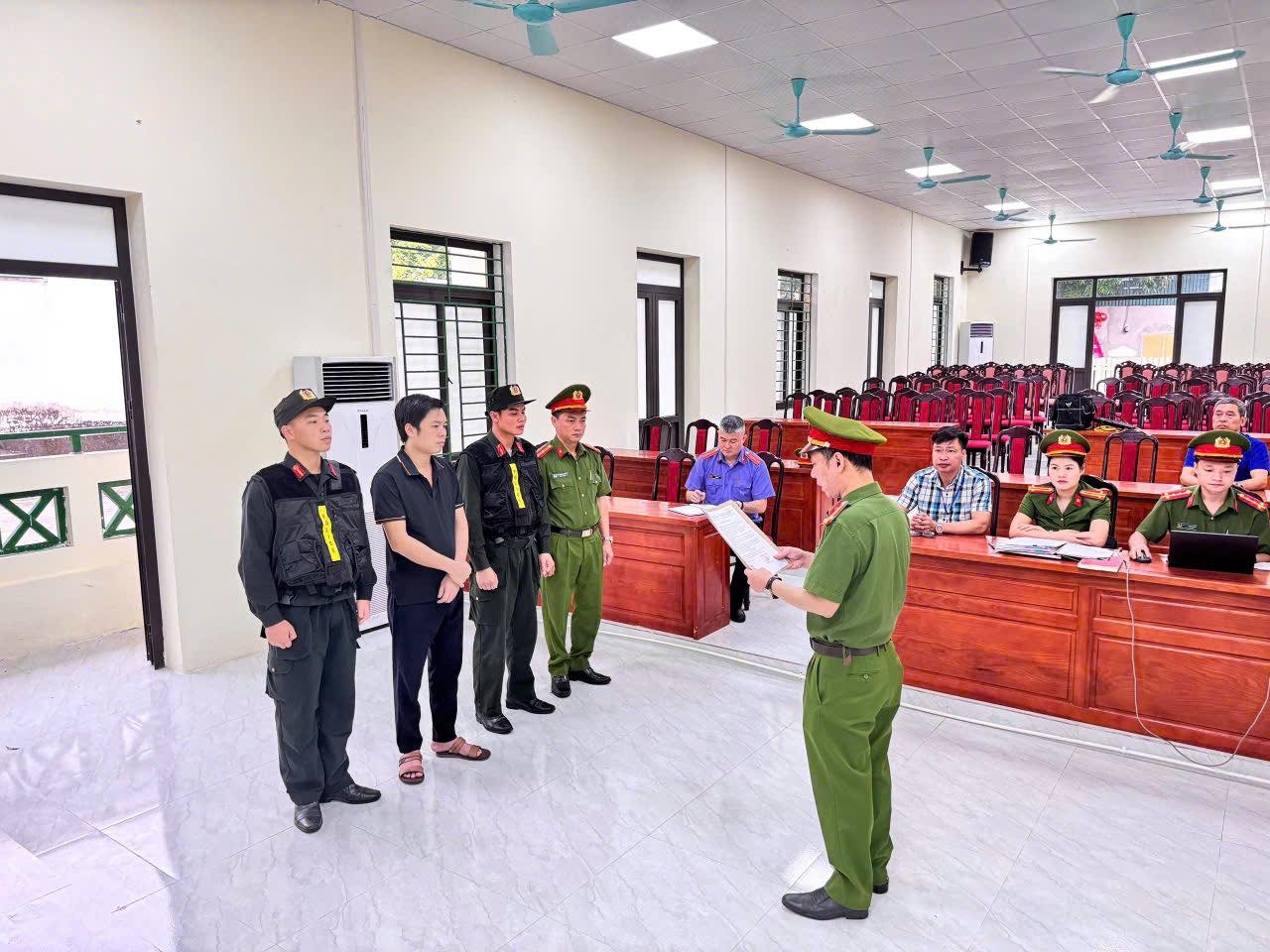 Cong an tinh Ha Giang doc Quyet dinh khoi to vu an hinh su khoi to bi can doi voi Le Van Toan. 4456566