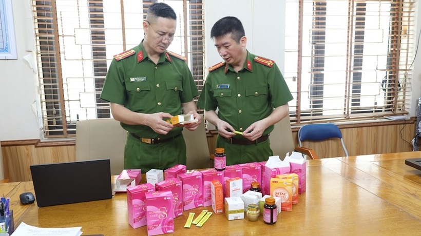 Công an tỉnh Hải Dương kiểm đếm các sản phẩm có dấu hiệu hàng giả bị đơn vị thu giữ trong cao điểm​. 