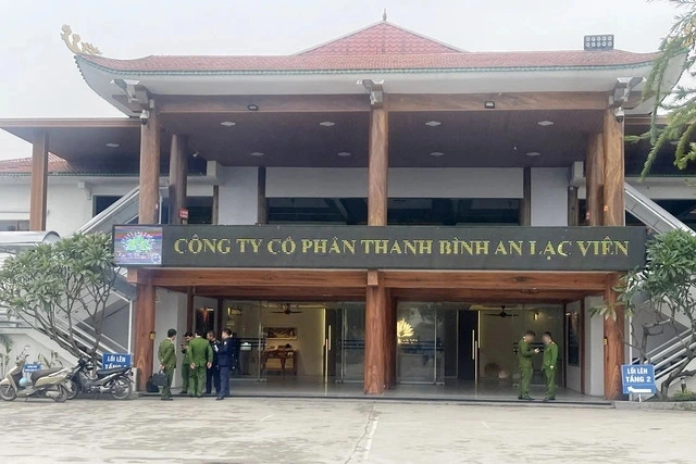 Nam Định: Công ty Thanh Bình An Lạc Viên bị xử phạt, buộc hoàn trả gần 11 tỷ đồng cho người dân 1 Công an xuất hiện tại khu vực bán quách của Công ty CP Thanh Bình An Lạc Viên
