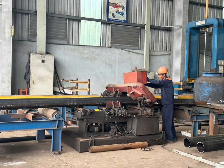 Dồn lực thi công đường dây 500kV Lào Cai - Vĩnh Yên: Vượt mưa lũ, bám sát tiến độ 3 Công nhân thi công cột thép - Ảnh: VGP/Vũ Phong