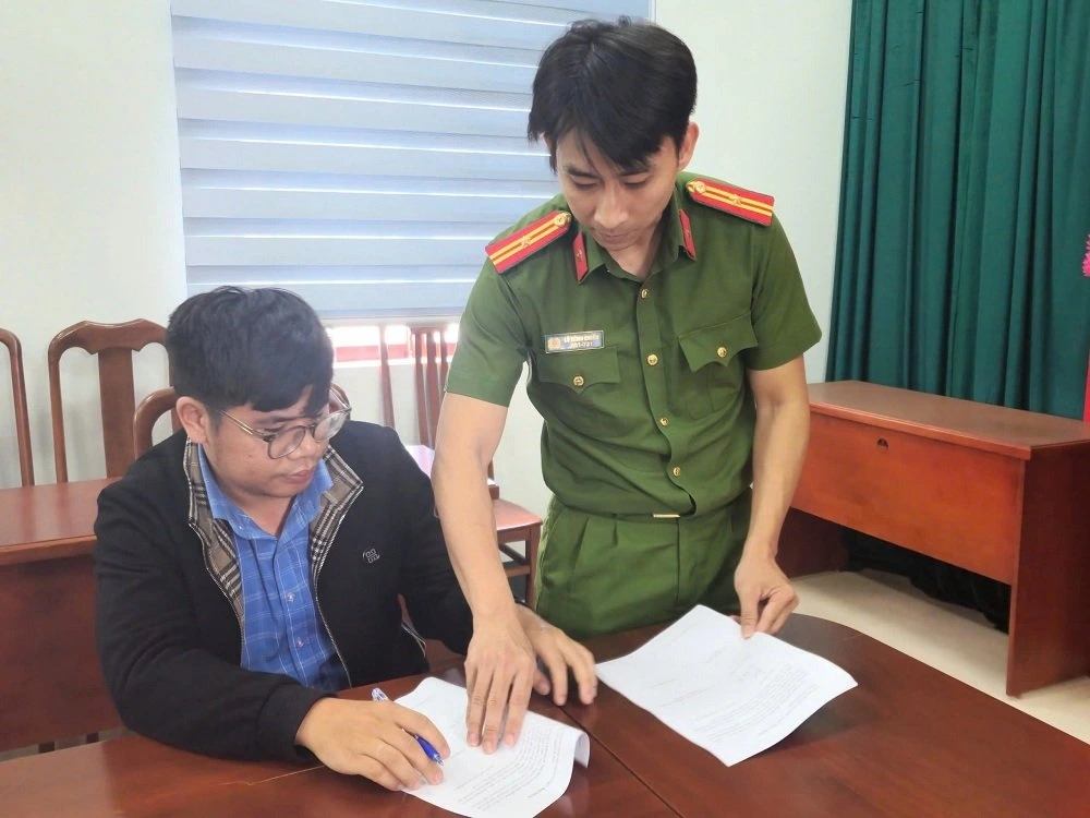 Gia Lai: Phó Chủ tịch HĐND xã và loạt cán bộ bị khởi tố vì phá rừng, nhận hối lộ và tham ô 2 Đặng Mậu Thảo (trái), đã 19 lần nhận tiền của 14 cá nhân, doanh nghiệp với tổng số tiền 71,5 triệu đồng để cấp giấy phép xây dựng nhà ở trái quy định
