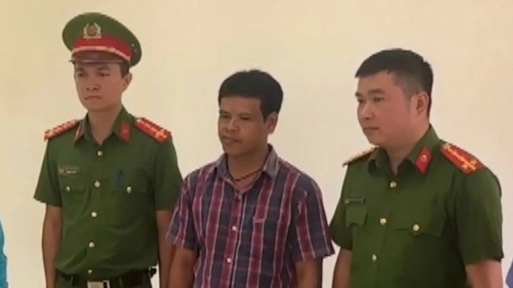 Gia Lai: Phó Chủ tịch HĐND xã và loạt cán bộ bị khởi tố vì phá rừng, nhận hối lộ và tham ô 1 Đinh Văn Nơ (giữa)