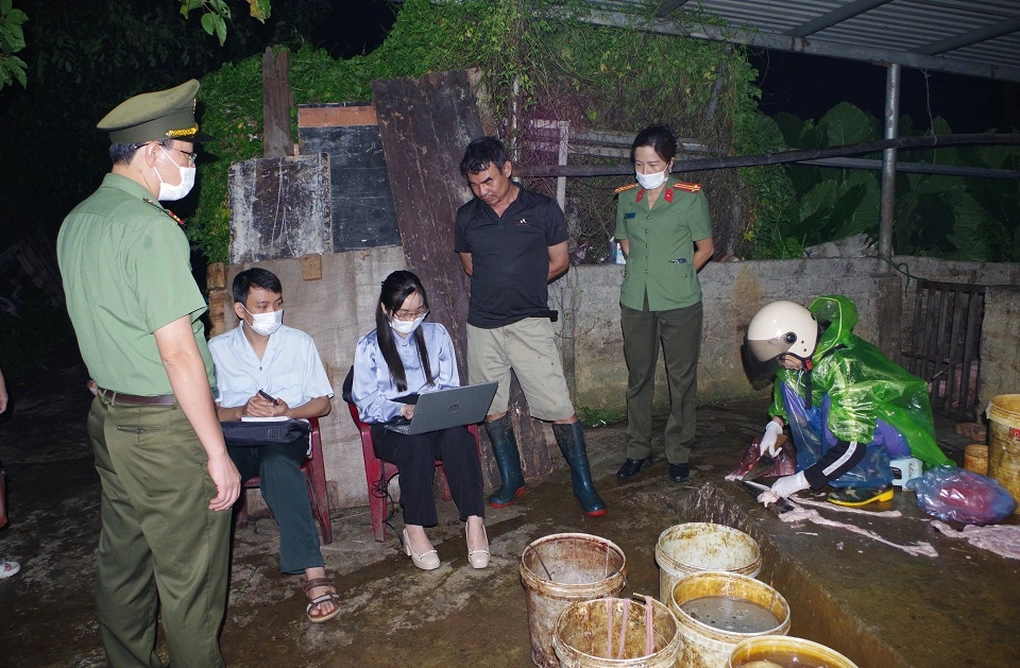 Đoàn kiểm tra tiến hành kiểm tra đột xuất cơ sở giết mổ của hộ gia đình ông Nguyễn Tiến Mạnh