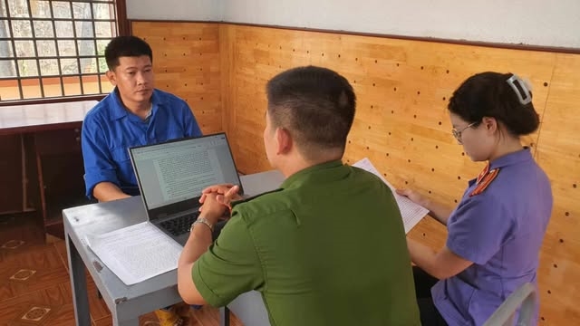 Doi tuong Bach Bien Hoa tai co quan dieu tra 456677