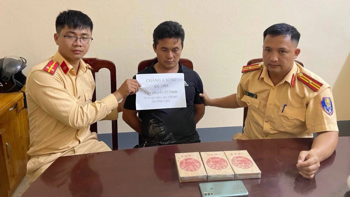 Điện Biên: Triệt phá hai chuyên án ma túy, thu giữ 9 bánh heroin chỉ trong 20 giờ 1 Đối tượng Cháng A Sùng cùng tang vật tại cơ quan công an