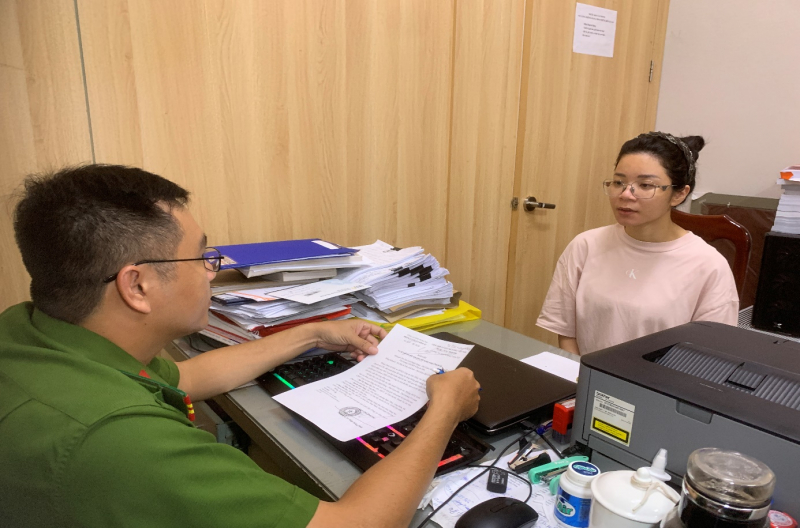 Phá đường dây lừa đảo tiền ảo quy mô gần 10.000 tỷ đồng: Hàng chục nghìn người sập bẫy đầu tư 2 Đối tượng Nga khai nhận vụ việc với cán bộ điều tra.
