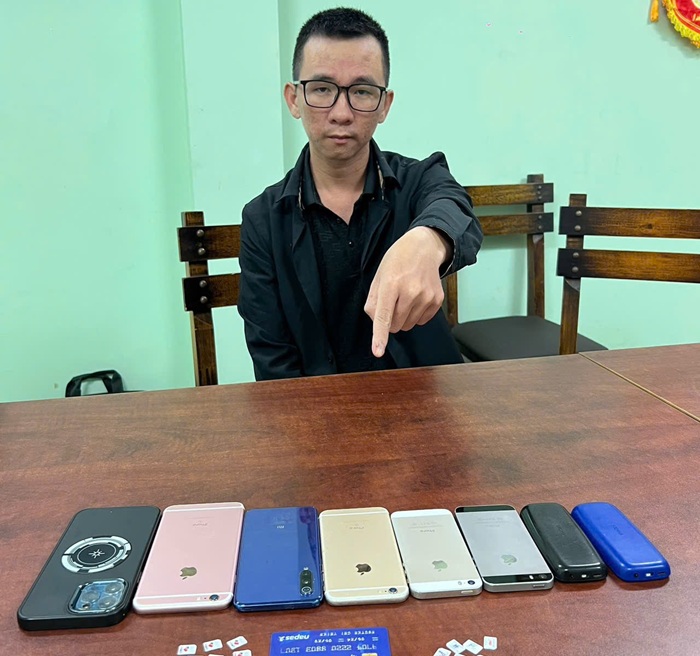 Doi tuong Nguyen Chi Thien su dung nhieu dien thoai tao lap cac tai khoan de lua dao