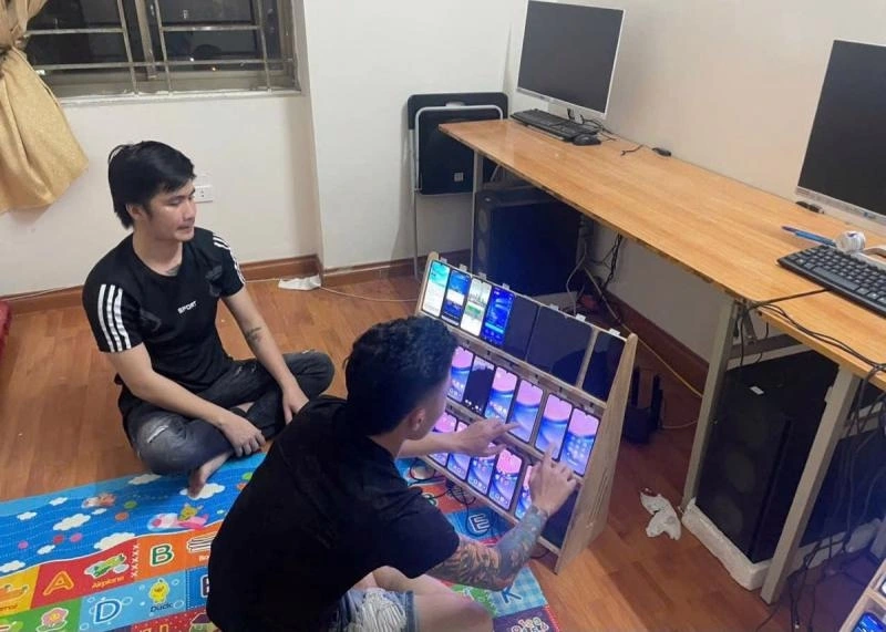 Đối tượng sử dụng điện thoại di động phục vụ hành vi đánh bạc, chuyển tiền.