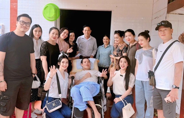 Diễn viên Thái Hòa bị liệt nửa người sau đột quỵ, hoàn cảnh khó khăn khiến nhiều người xót xa 1 Đồng nghiệp thăm diễn viên Thái Hòa sáng 7/5.