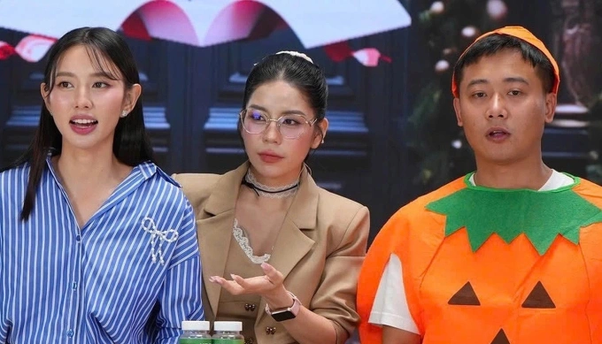 Hoa hậu Thùy Tiên, Hằng Du Mục, Quang Linh Vlogs (từ trái qua) trong một lần livestream bán kẹo Kera.