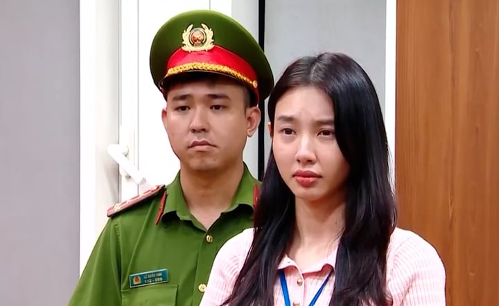 Hoa hậu Thùy Tiên chính thức bị tước danh hiệu "Gương mặt trẻ Việt Nam tiêu biểu" năm 2021 1 Hoa hậu Thuỳ Tiên bị tước bỏ danh hiệu Gương mặt trẻ Việt Nam tiêu biểu vì vi phạm pháp luật đến mức bị khởi tố