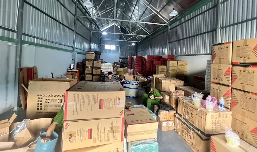 Hon 33 tan hang hoa bi cong an phat hien thu giu. 45677