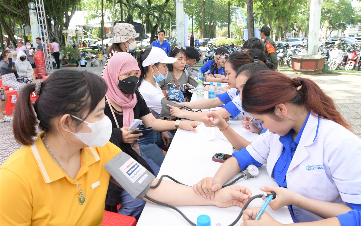 Nhiều hoạt động ý nghĩa tại Ngày hội “Thanh niên công nhân - Lan tỏa năng lượng tích cực” 4 Khám bệnh, tư vấn sức khỏe, cấp phát thuốc miễn phí